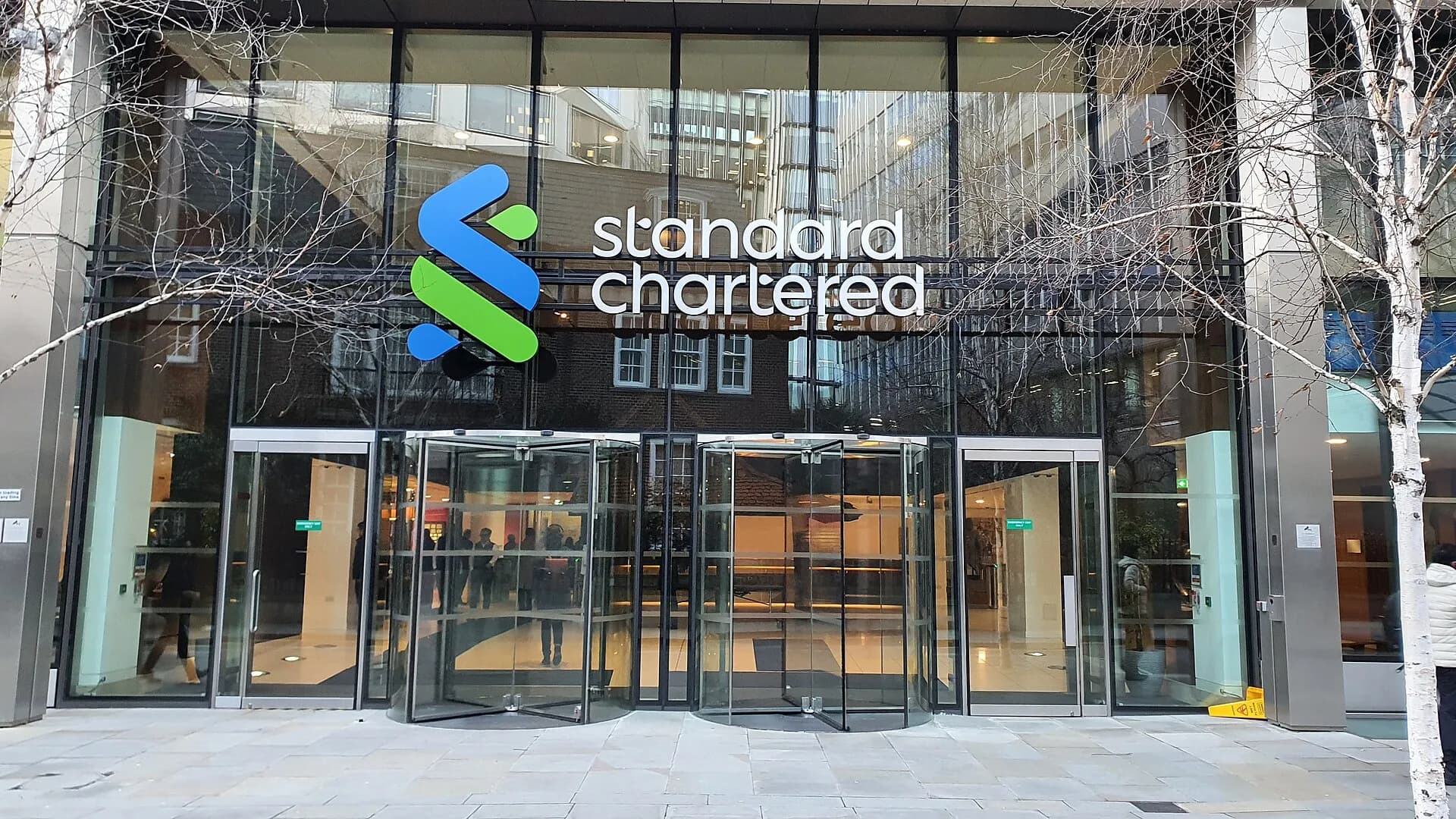Standard Chartered headquarters in London-Front view