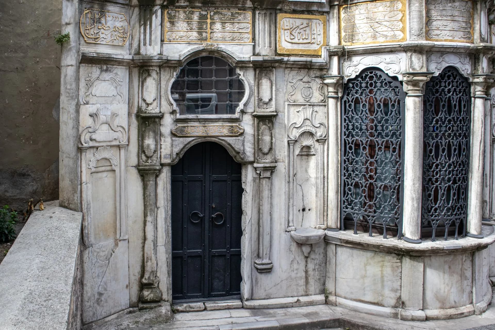 Intricately carved marble doorway in İstanbul showcasing Ottoman architectural details, illustrating Marble raises €6.5 million Series A for open-source AML and fraud software