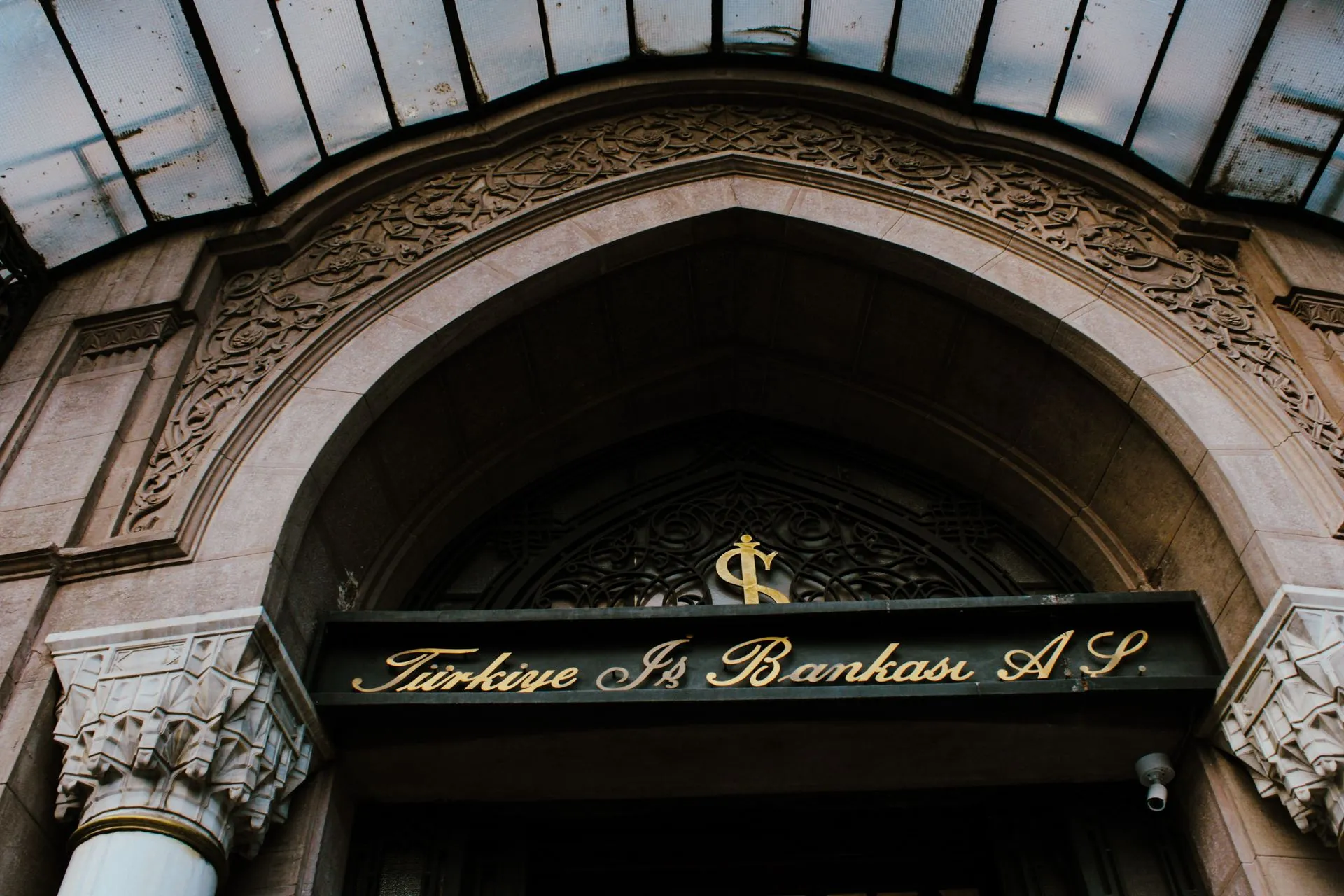 Elegant entrance of Türkiye İş Bankası with architectural details in Istanbul, illustrating Nano Banc failure is sixth U.S. bank collapse of 2026, with estimated $114 million cost