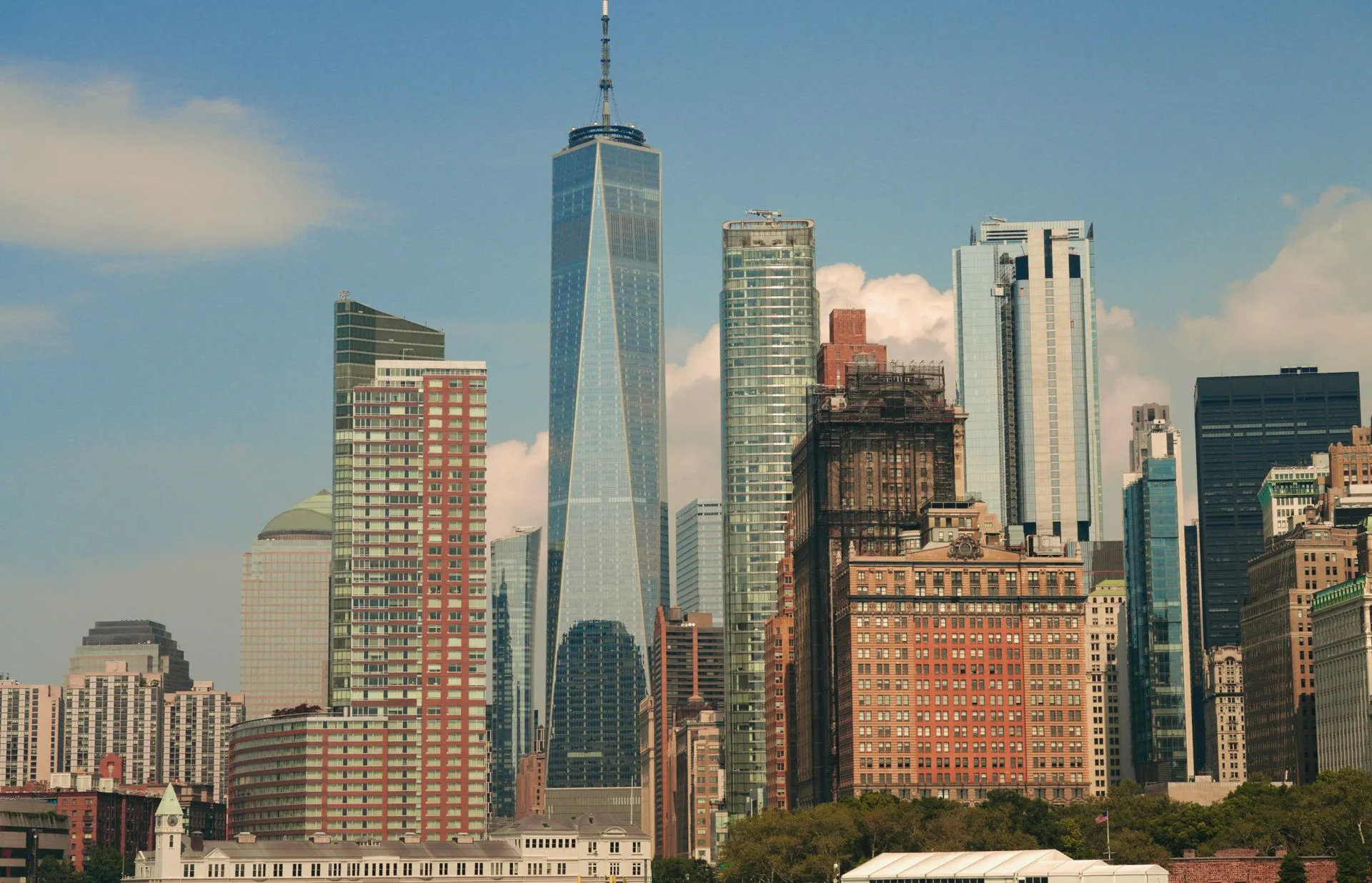 Impressive cityscape of New York City featuring the iconic One World Trade Center amidst modern skyscrapers, illustrating Bending Spoons strikes $2.6 billion of Airtable and Miro deals