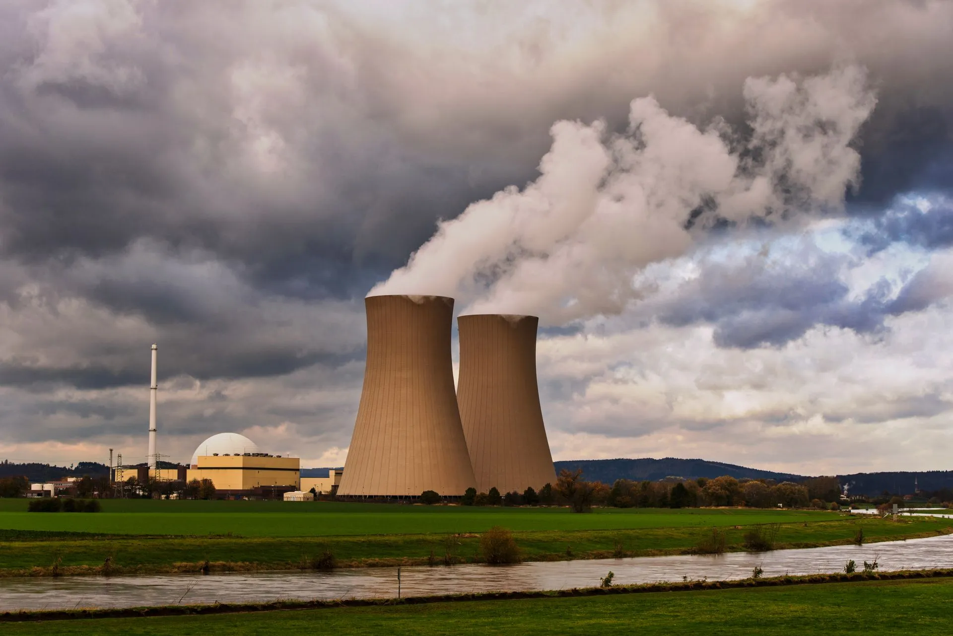 Scenic view of a nuclear power plant with cooling towers emitting steam in Hameln, Germany, illustrating TVA gets first US small modular reactor permit, four months early, but can't